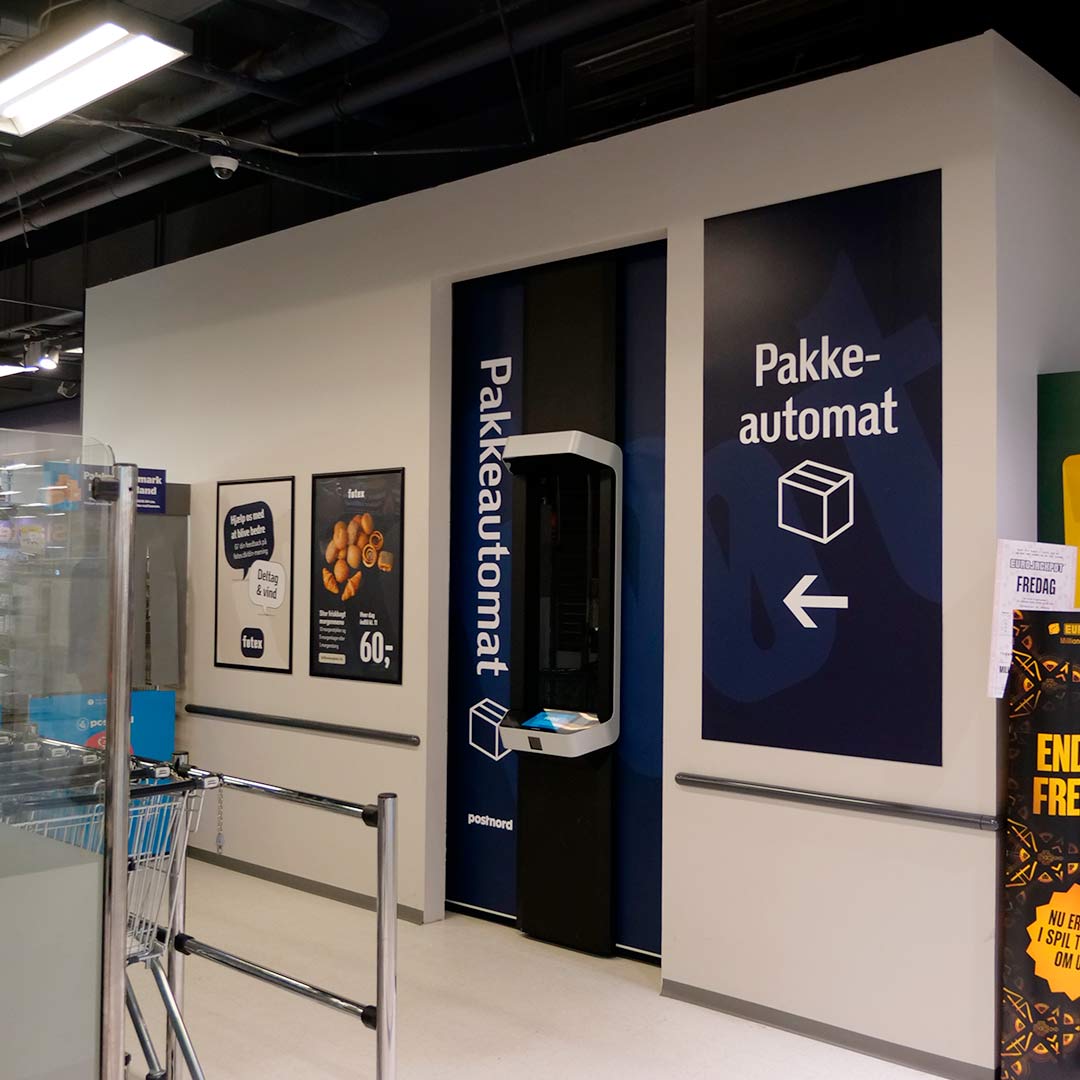 Et billede af Føtex pakkeautomat, som er klar til at tage imod pakker og kunder.